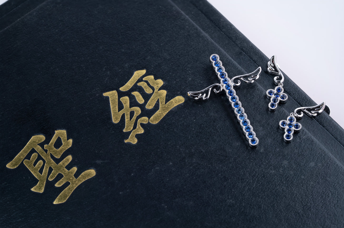 18K 白金藍寶石吊墜