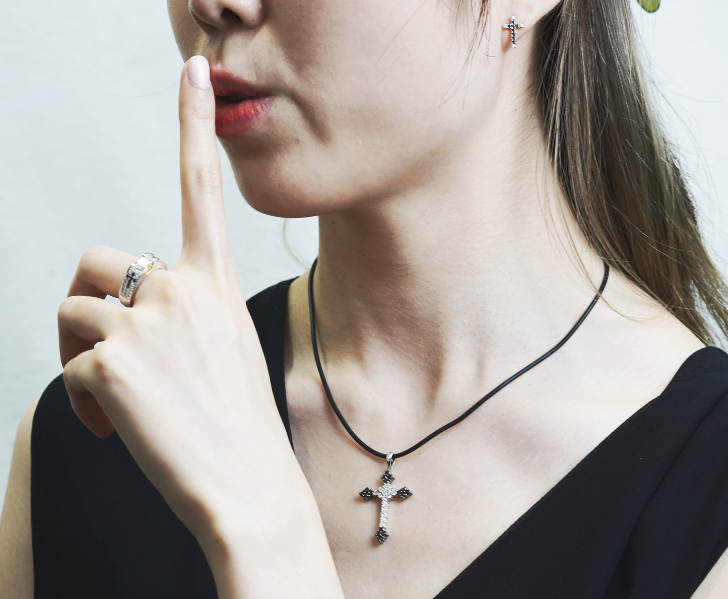 18K 白金黑鑽石吊墜